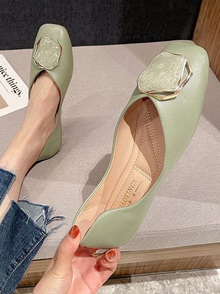 Modernas sieviešu ādas apavi ar metāla apdari