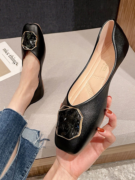 Modernas sieviešu ādas apavi ar metāla apdari