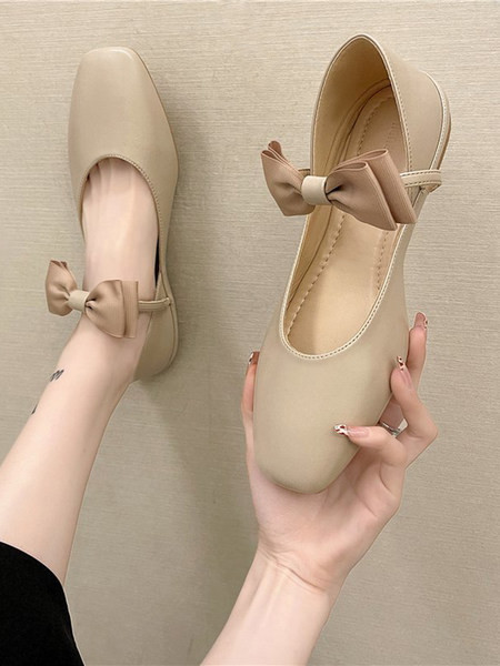 Sieviešu ādas apavi ar siksnu un lenti