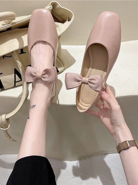 Sieviešu ādas apavi ar siksnu un lenti