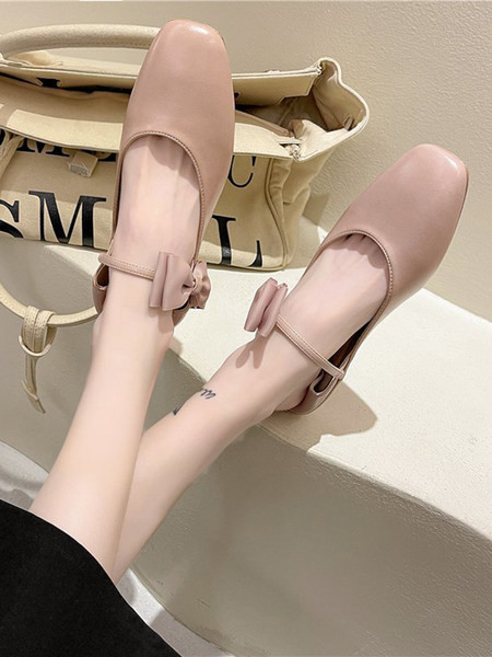 Sieviešu ādas apavi ar siksnu un lenti