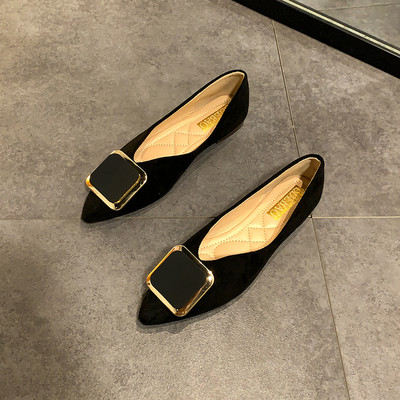 Jauns apavu modelis ar metāla elementu