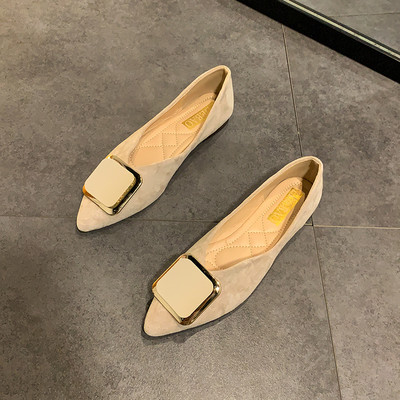 Jauns apavu modelis ar metāla elementu