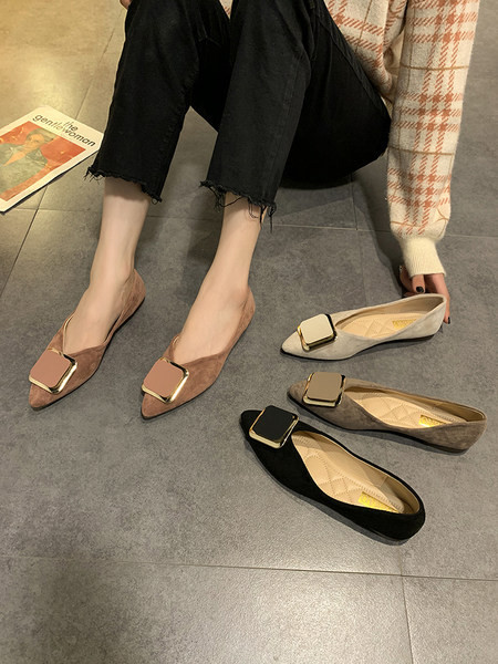 Jauns apavu modelis ar metāla elementu