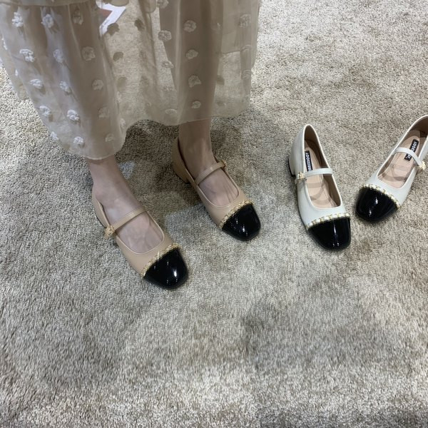 Jauns sieviešu apavu modelis ar plakanu zoli un siksniņu divās krāsās