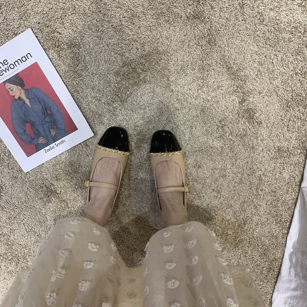 Jauns sieviešu apavu modelis ar plakanu zoli un siksniņu divās krāsās