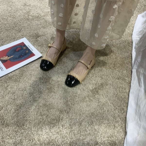 Jauns sieviešu apavu modelis ar plakanu zoli un siksniņu divās krāsās