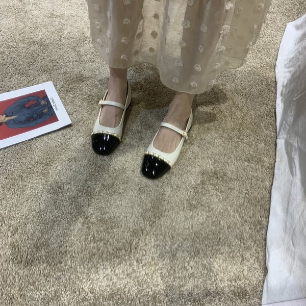 Jauns sieviešu apavu modelis ar plakanu zoli un siksniņu divās krāsās