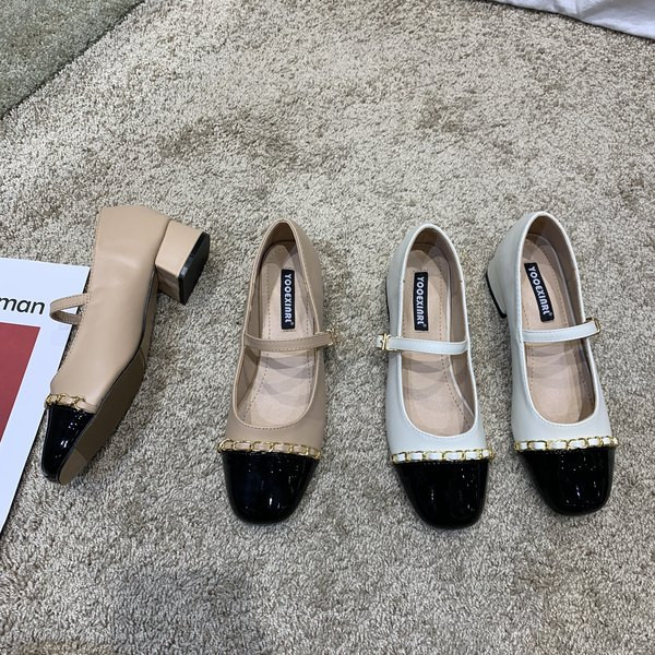 Jauns sieviešu apavu modelis ar plakanu zoli un siksniņu divās krāsās