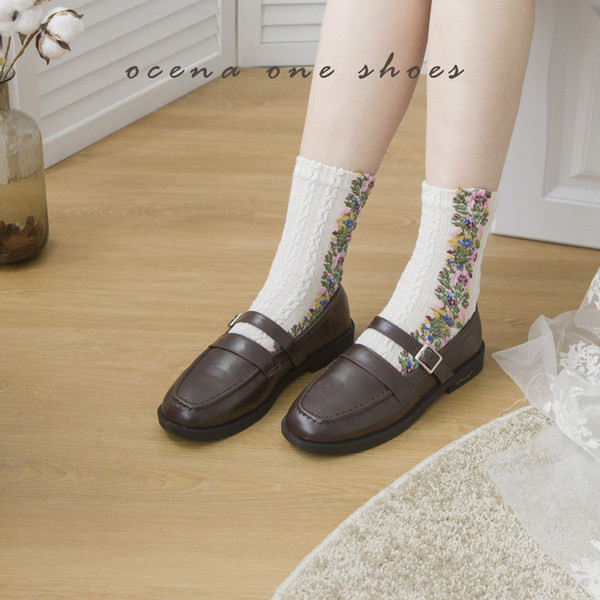 Noapaļots ikdienas apavu modelis no eko ādas ar plānu siksniņu un sprādzi