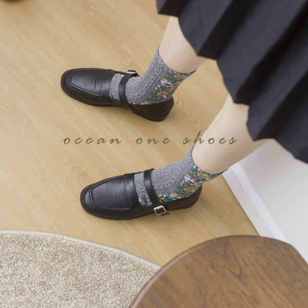 Noapaļots ikdienas apavu modelis no eko ādas ar plānu siksniņu un sprādzi