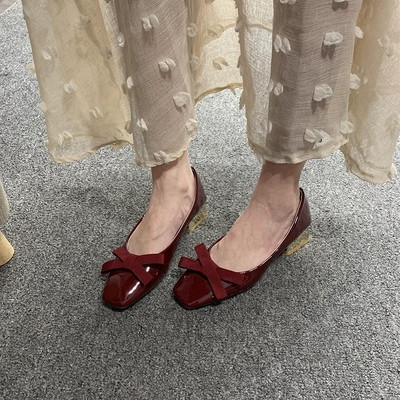 Sieviešu lakādas apavi ar zemiem papēžiem un lentes apdari