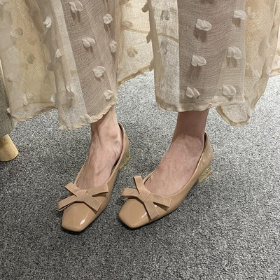 Sieviešu lakādas apavi ar zemiem papēžiem un lentes apdari