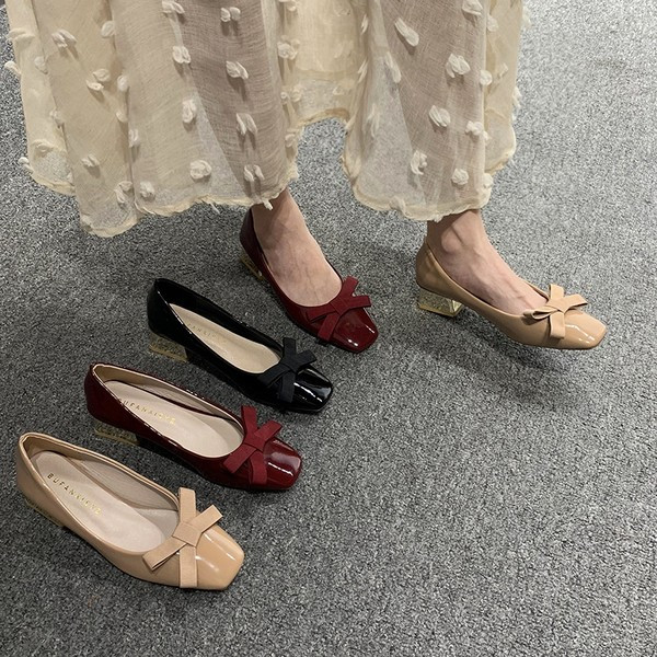 Sieviešu lakādas apavi ar zemiem papēžiem un lentes apdari