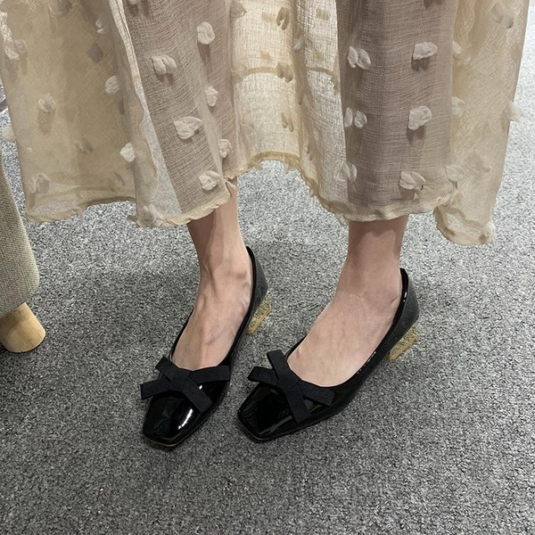 Sieviešu lakādas apavi ar zemiem papēžiem un lentes apdari