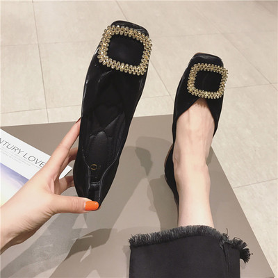 Mūsdienīgi sieviešu apavi ar metāla elementu trīs krāsās