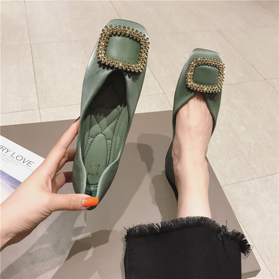 Mūsdienīgi sieviešu apavi ar metāla elementu trīs krāsās