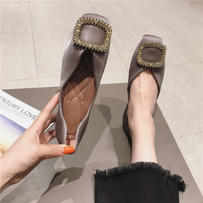 Mūsdienīgi sieviešu apavi ar metāla elementu trīs krāsās