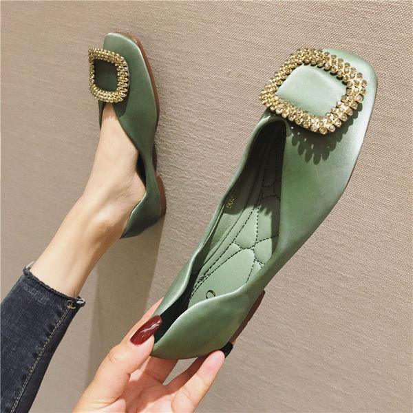 Mūsdienīgi sieviešu apavi ar metāla elementu trīs krāsās