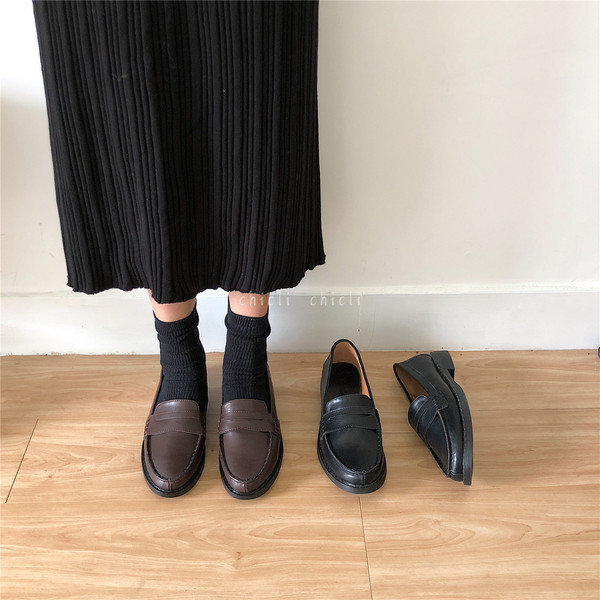 Ikdienas sieviešu ādas apavi divās krāsās