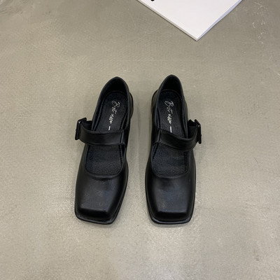 Modernas sieviešu ādas apavi vairākās krāsās