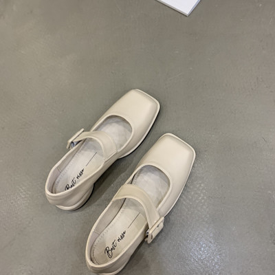 Modernas sieviešu ādas apavi vairākās krāsās