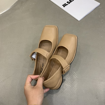 Modernas sieviešu ādas apavi vairākās krāsās