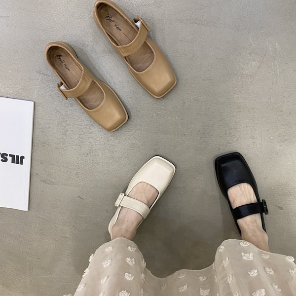 Modernas sieviešu ādas apavi vairākās krāsās