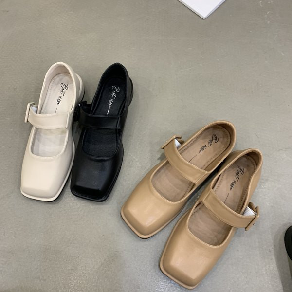 Modernas sieviešu ādas apavi vairākās krāsās