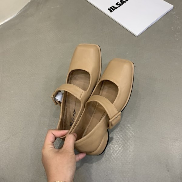 Modernas sieviešu ādas apavi vairākās krāsās