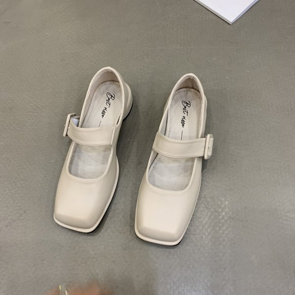 Modernas sieviešu ādas apavi vairākās krāsās