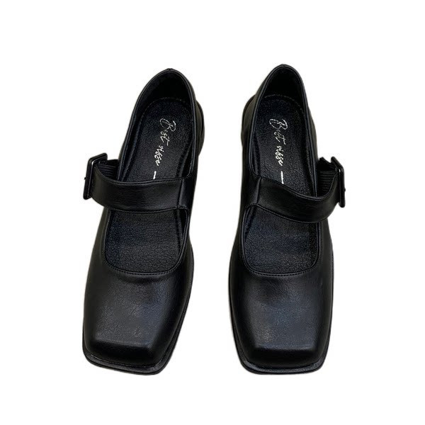 Modernas sieviešu ādas apavi vairākās krāsās