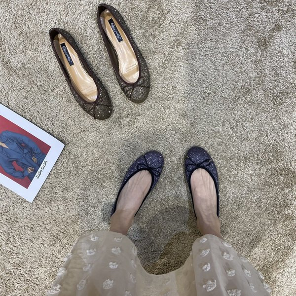 Jauns sieviešu apavu modelis ar lenti un plakanu zoli - vairākas krāsas