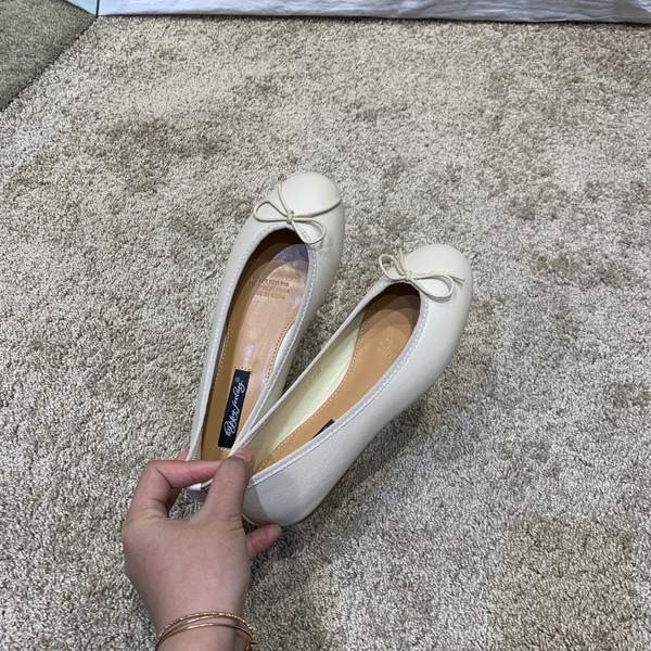 Jauns sieviešu apavu modelis ar lenti un plakanu zoli - vairākas krāsas