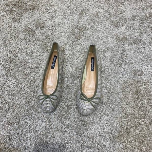 Jauns sieviešu apavu modelis ar lenti un plakanu zoli - vairākas krāsas