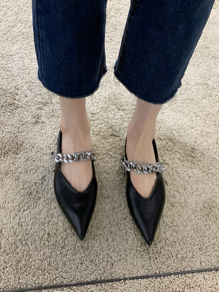 Sieviešu smailie apavi ar metāla elementu no eko ādas