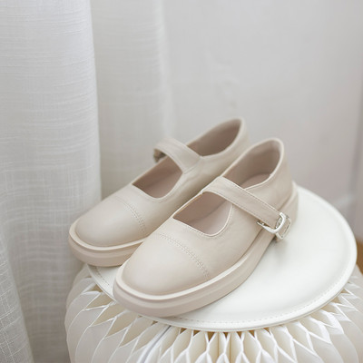 Vienkārša modeļa pavasara kurpes ar siksnu un sprādzi