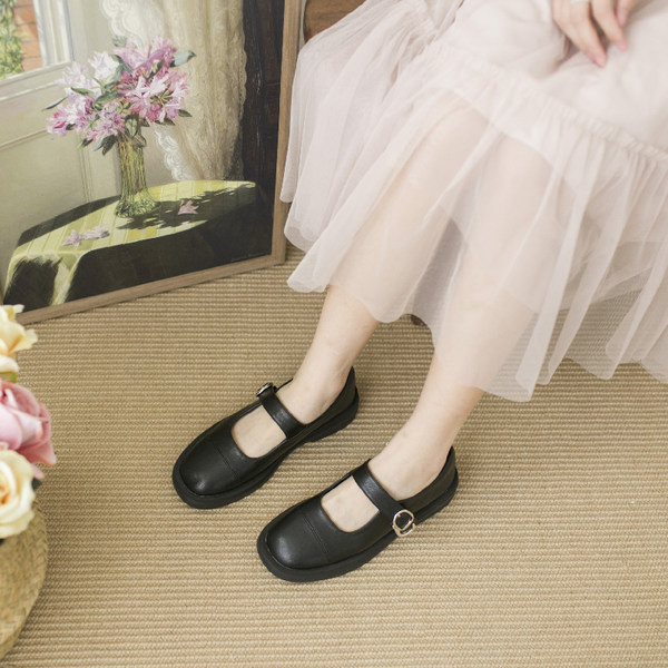 Vienkārša modeļa pavasara kurpes ar siksnu un sprādzi