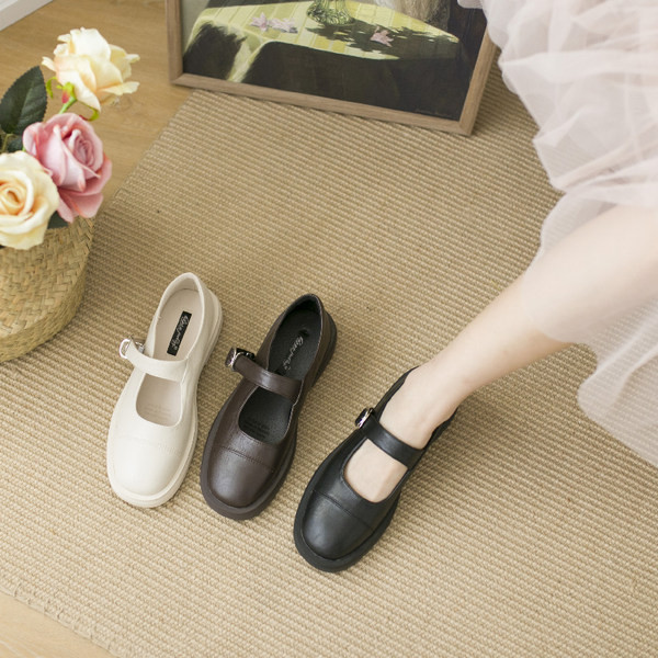 Vienkārša modeļa pavasara kurpes ar siksnu un sprādzi