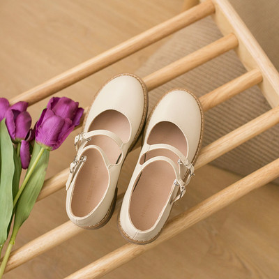 Ikdienas noapaļotas kurpes ar plānām lencēm un sprādzēm