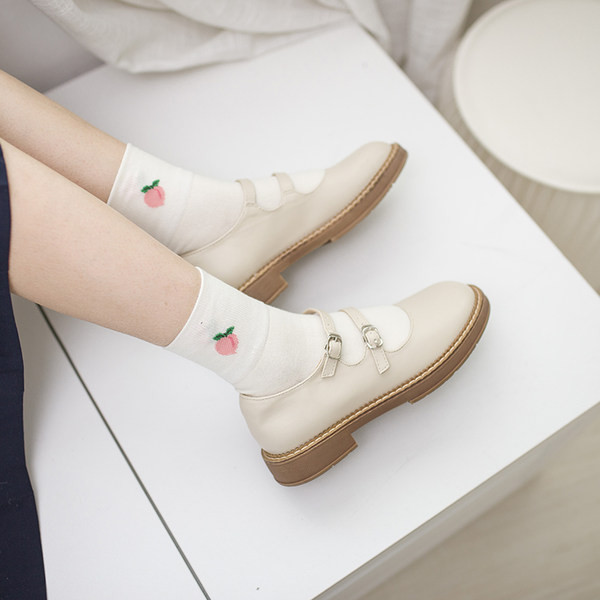 Ikdienas noapaļotas kurpes ar plānām lencēm un sprādzēm