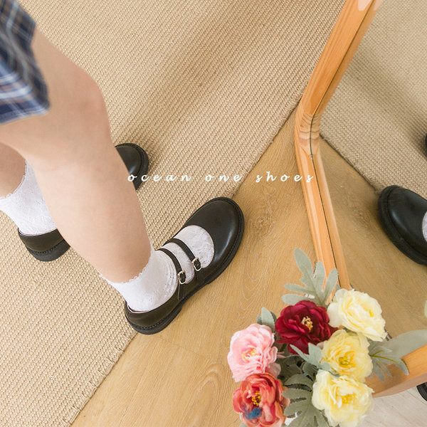 Ikdienas noapaļotas kurpes ar plānām lencēm un sprādzēm