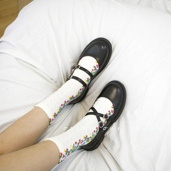 Ikdienas noapaļotas kurpes ar plānām lencēm un sprādzēm