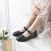 Pantofi casual din piele lăcuită, cu curea și cataramă