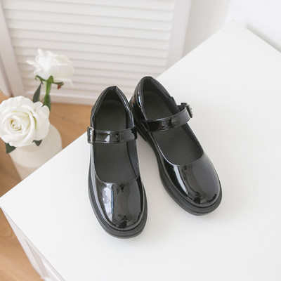 Pantofi casual din piele lăcuită, cu curea și cataramă