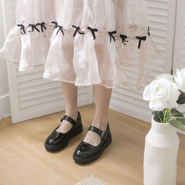 Pantofi casual din piele lăcuită, cu curea și cataramă