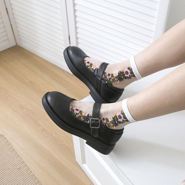 Pantofi casual din piele lăcuită, cu curea și cataramă