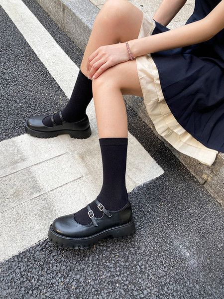 Ikdienas noapaļotas kurpes ar raupju zoli un plānām lencēm