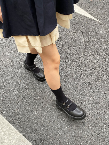 Ikdienas noapaļotas kurpes ar raupju zoli un plānām lencēm