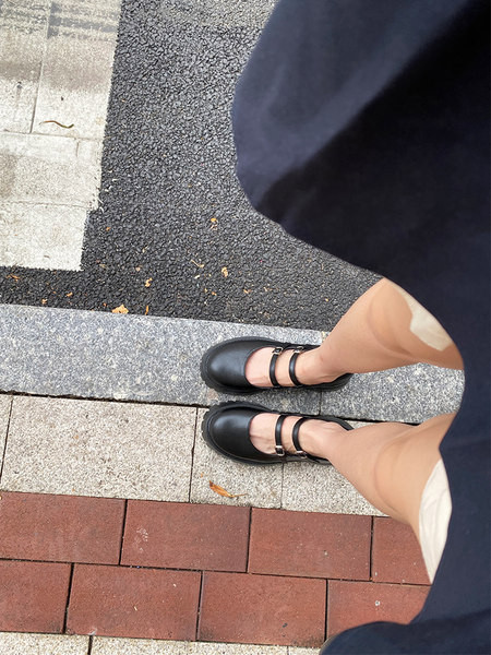 Ikdienas noapaļotas kurpes ar raupju zoli un plānām lencēm